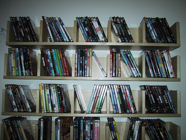 Closeup_of_DVD_shelves